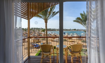 Двухместный клубный номер рядом с пляжем двуспальная кровать в Desert Rose Resort
