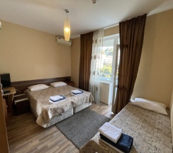 Трёхместный номер Standard с балконом и с красивым видом из окна в На Короткой