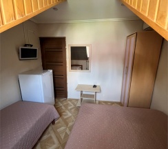 Номер Эконом двуспальная кровать и односпальная кровать в Мира