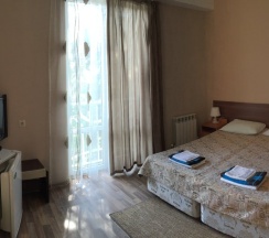 Четырёхместный номер Standard с 2 комнатами с балконом и с красивым видом из окна в На Короткой