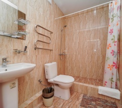 Трёхместная комната с тремя односпальными кроватями в Чайка