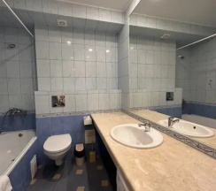 Двухместный номер Premium с 1 комнатой с балконом (двуспальная кровать) в Holiday