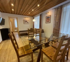 Шестиместный коттедж с 3 комнатами с красивым видом из окна в Аврора Country House