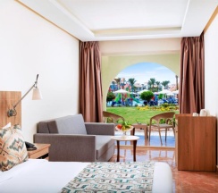 Двухместный номер Deluxe с видом на сад двуспальная кровать в Pickalbatros Dana Beach Resort - Hurghada