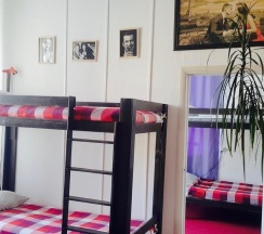 Кровать в общем номере с красивым видом из окна в Хостел Loft Minsk