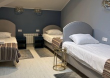 Номер комфорт семейный с 3 односпальными кроватями (с завтраком) в Amato hotel