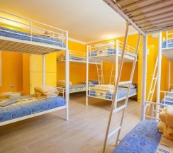 Кровать в общем номере в Outlanders Tribe Hostel