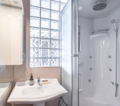 Двухместный семейный полулюкс с видом на город двуспальная кровать в Театр