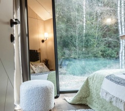 Зелёный дом 2 комнаты с камином и чаном в окружении леса в Timeless