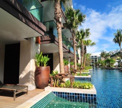 Четырёхместный номер Pool Access Sunset Deluxe с балконом в Phuket Graceland Resort And Spa