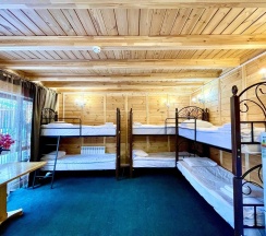 Койко-место в общем шестиместном номере для мужчин в Hayat Haus