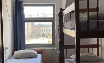 Трехместный номер с окном в Петя и волк