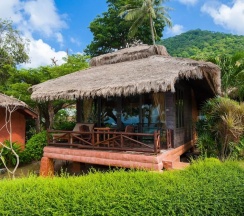 Бунгало Deluxe с балконом и с видом на море в Palm Leaf Resort