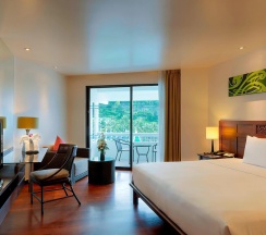 Двухместный номер с видом на бассейн двуспальная кровать в Le Meridien Phuket Beach Resort