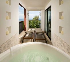 Двухместный люкс Deluxe c гидромассажной ванной с балконом и с видом на море двуспальная кровать в Avista Grande Phuket Karon - MGallery