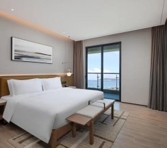 Люкс с 2 комнатами в Holiday Inn & Suites Sanya Yalong Bay