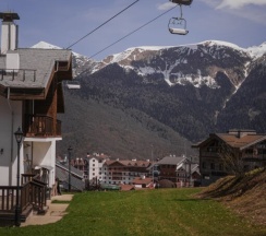 Двухместный номер Стандарт с балконом и с видом на горы двуспальная кровать в Роза шале