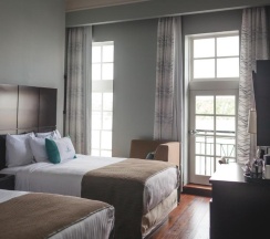 Двухместный номер с балконом и с видом на реку двуспальная кровать в The Cotton Sail Hotel, Tapestry Collection By Hilton