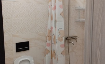 Двухместный номер с внешней ванной комнатой и балконом в Space aparts and rooms