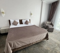 Двухместный номер Standard с 1 комнатой с балконом и с видом на горы двуспальная кровать в Парк Малибу