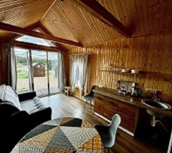 Двухместный семейный коттедж с видом на озеро двуспальная кровать в Ерёмина гора