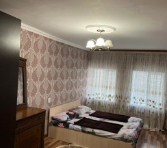 Коттедж с 2 комнатами с красивым видом из окна в Hostel №8