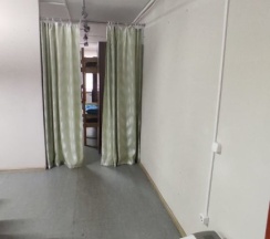 Кровать в общем номере с красивым видом из окна в Хостел