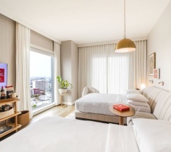 Четырёхместный номер Standard с красивым видом из окна в Virgin Hotels Dallas