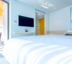 Двухместный номер Superior с балконом (двуспальная кровать) в Centara Sonrisa Residences & Suites Sriracha