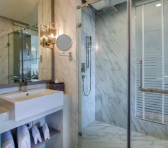 Двухместный номер Ocean Premier двуспальная кровать в Hotel Ikon Phuket