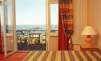 Двухместный номер Standard с балконом и с видом на океан двуспальная кровать в Strandhotel Möwe