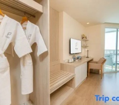 Двухместный номер Deluxe с видом на океан двуспальная кровать в Pattaya Sea View Hotel