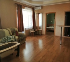Люкс с 2 комнатами с балконом и с красивым видом из окна в Актай