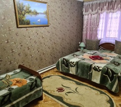 Номер люкс семейный с 1 односпальной и 1 двуспальной кроватью в Хопер