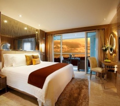Четырёхместный семейный люкс с балконом и с видом на океан в The Sanctuary Phratamnak Pattaya