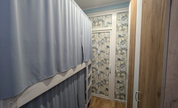 Кровать в двухместном номере с двухъярусной кроватью в Maestro Hostel