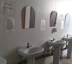 Кровать в общем номере с красивым видом из окна в На Фестивальной