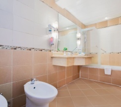 Трёхместный номер с видом на бассейн в Royal Lagoons Resort & Aqua Park Families and Couples ONLY