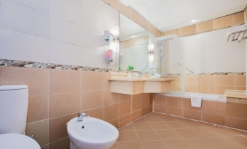 Трёхместный номер с балконом и с видом на бассейн в Royal Lagoons Resort & Aqua Park Families and Couples ONLY