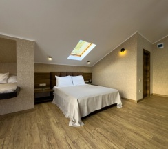 Трёхместный номер Супериор Плюс c 1 комнатой с балконом и с красивым видом из окна в Aimara