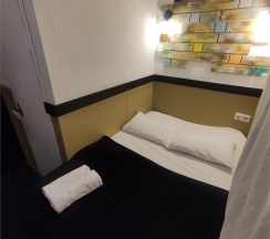 Небольшой двухместный номер с двуспальной кроватью и телевизором первый этаж в Арт Галактика