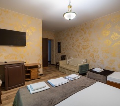 Номер стандарт с 1 односпальной и 1 двуспальной кроватью в Изумруд