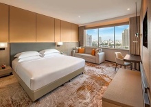 Двухместный семейный номер двуспальная кровать в Millennium Hilton Bangkok