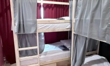 Кровать в общем номере с видом на озеро в Адмирал