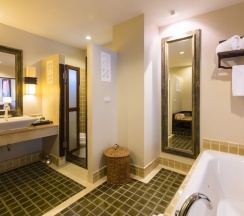 Номер Premier с балконом в Курортный отель The Fair House Beach Resort & Hotel