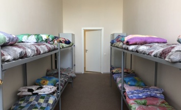 Кровать в общем номере с красивым видом из окна в Альтаир