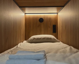 Кровать в общем мужском номере в NewCube