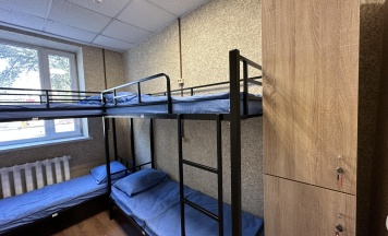 Кровать в 6-местном общем мужском номере в Точка