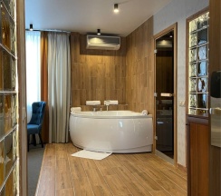 Комфортабельный Люкс с джакузи и сауной в Loft Boutique Hotel