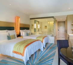Четырёхместный номер Guest с балконом и с видом на залив в Renaissance Phuket Resort & Spa